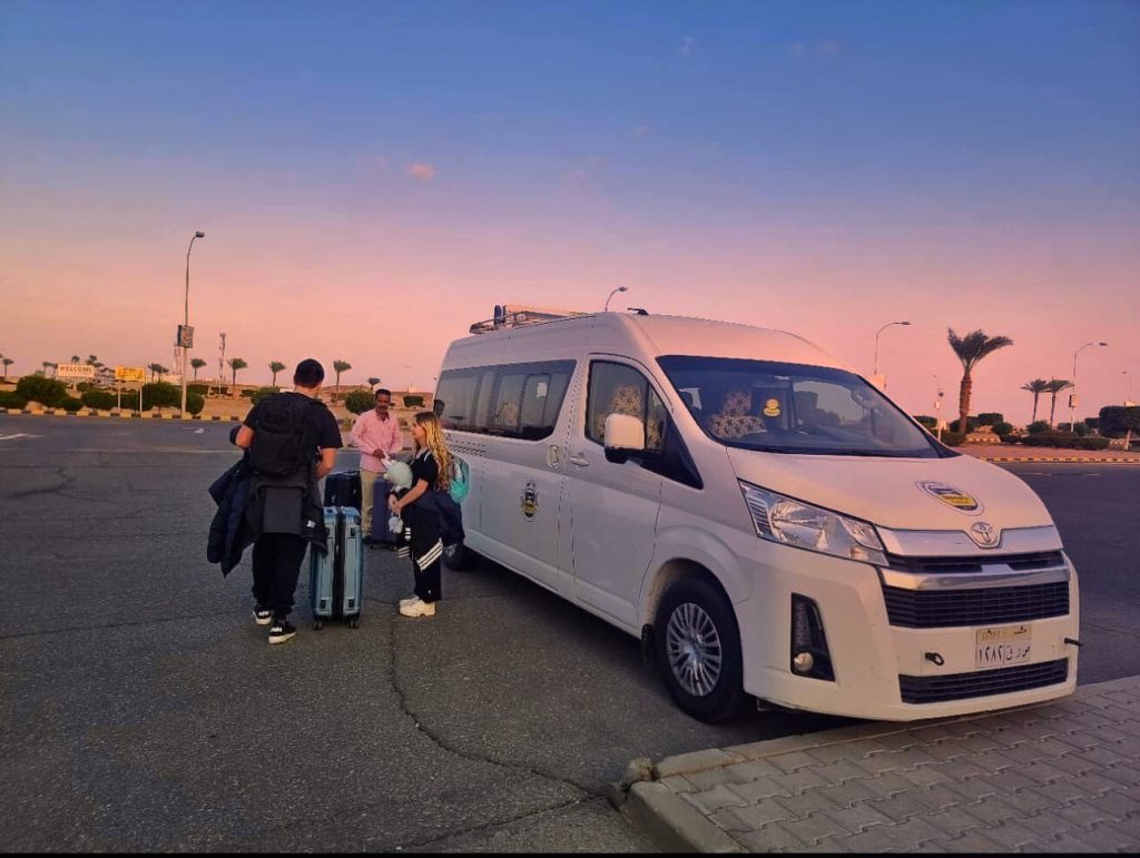 Einer von Steves Minibussen. Minibus-Flughafentransfer nur 18 Euro nach Port Ghalib oder 10 Euro mit dem Taxi.
