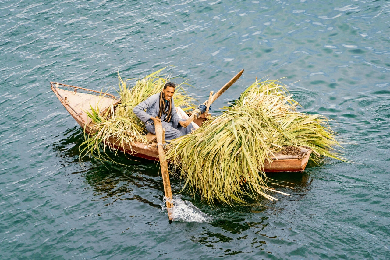 Ein Mann rudert ein Boot auf dem Nil in Luxor – Foto von Colin Stan via Unsplash.com