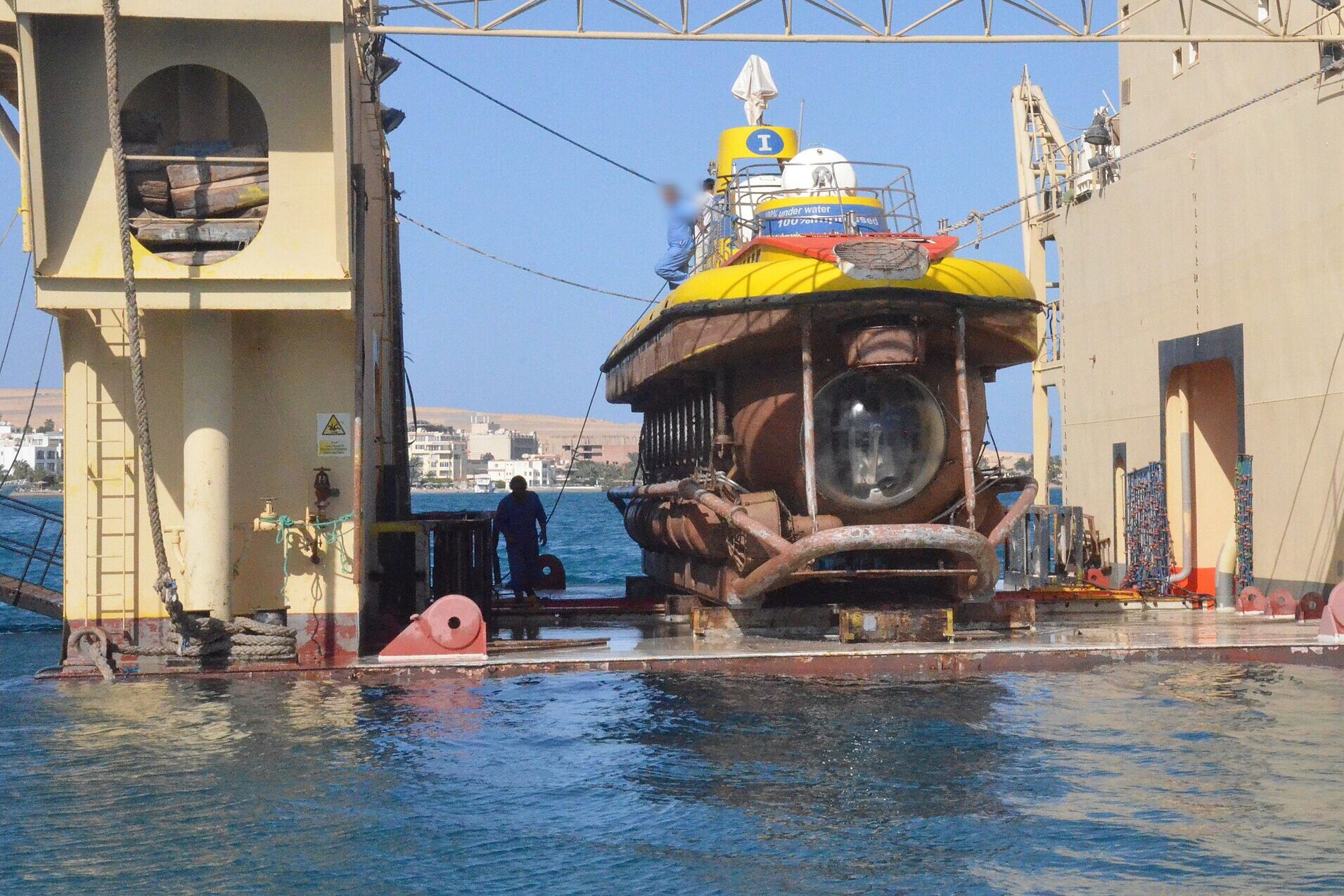 A “Sinbad submarine” – Hurghada in 2014.
of a similar type but not known
if it’s the same submarine.
Changes: Photo cropped & face blurred
as routine news procedure.
Photo credit: Hatem Moushir: entitled
“Sindbad submarines at Hurghada” CC BY-SA 4.0