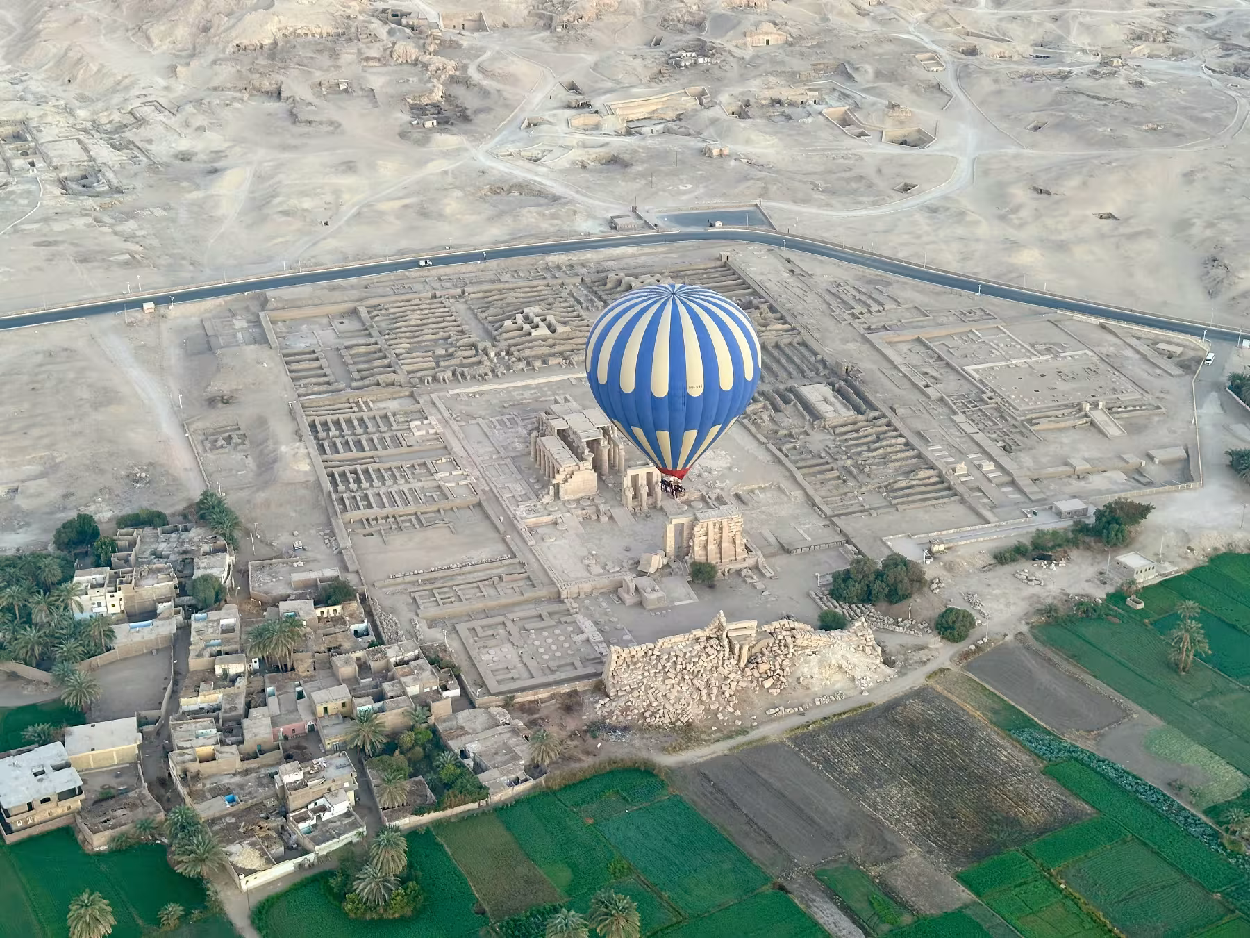 Balloon flying over the Ramesseum.
Photo by John Cameron on Unsplash
