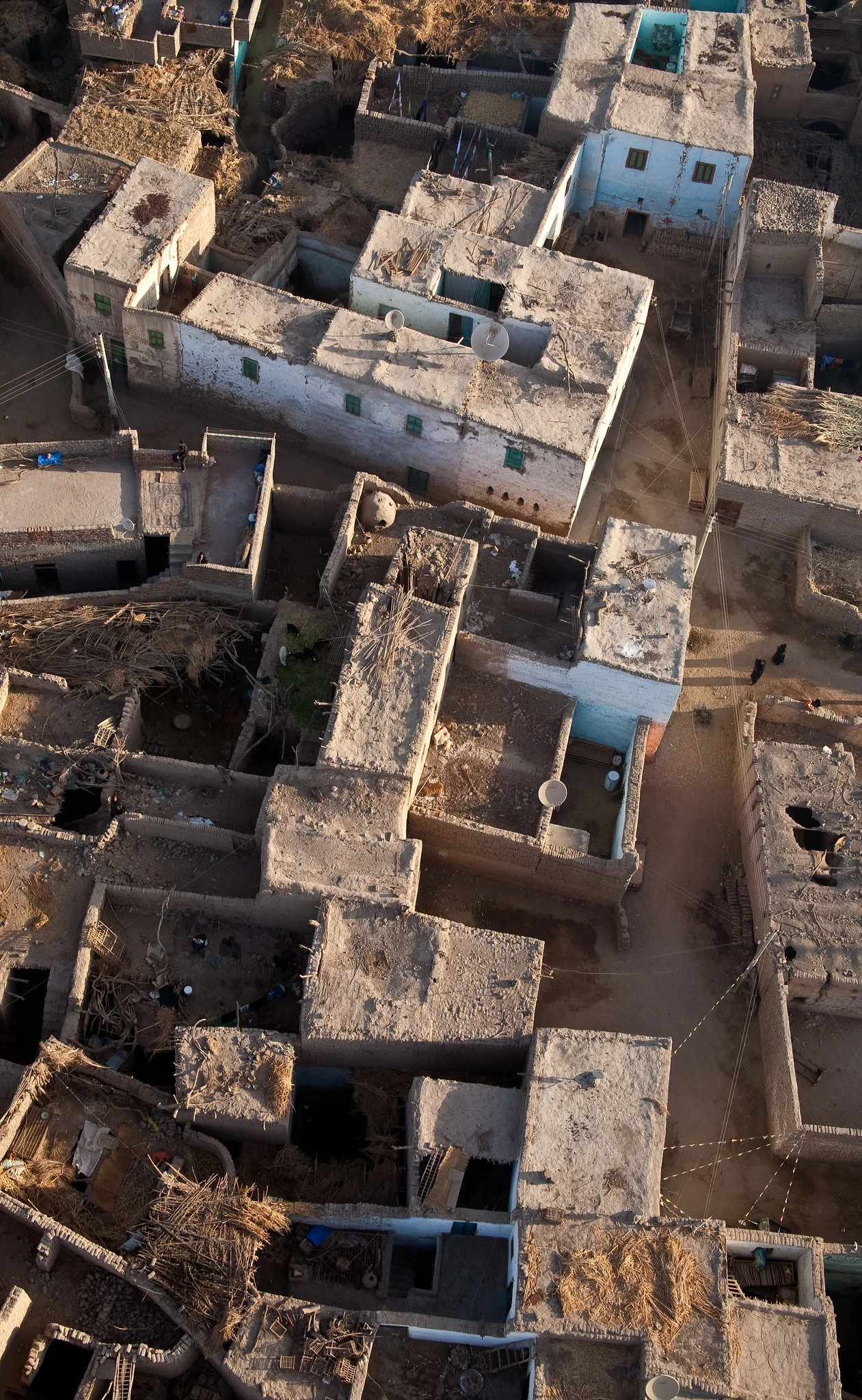 Passing low over Luxor rooftops 2.
Photo credit: Allan Harris CC BY-ND 2.0 via Flickr.