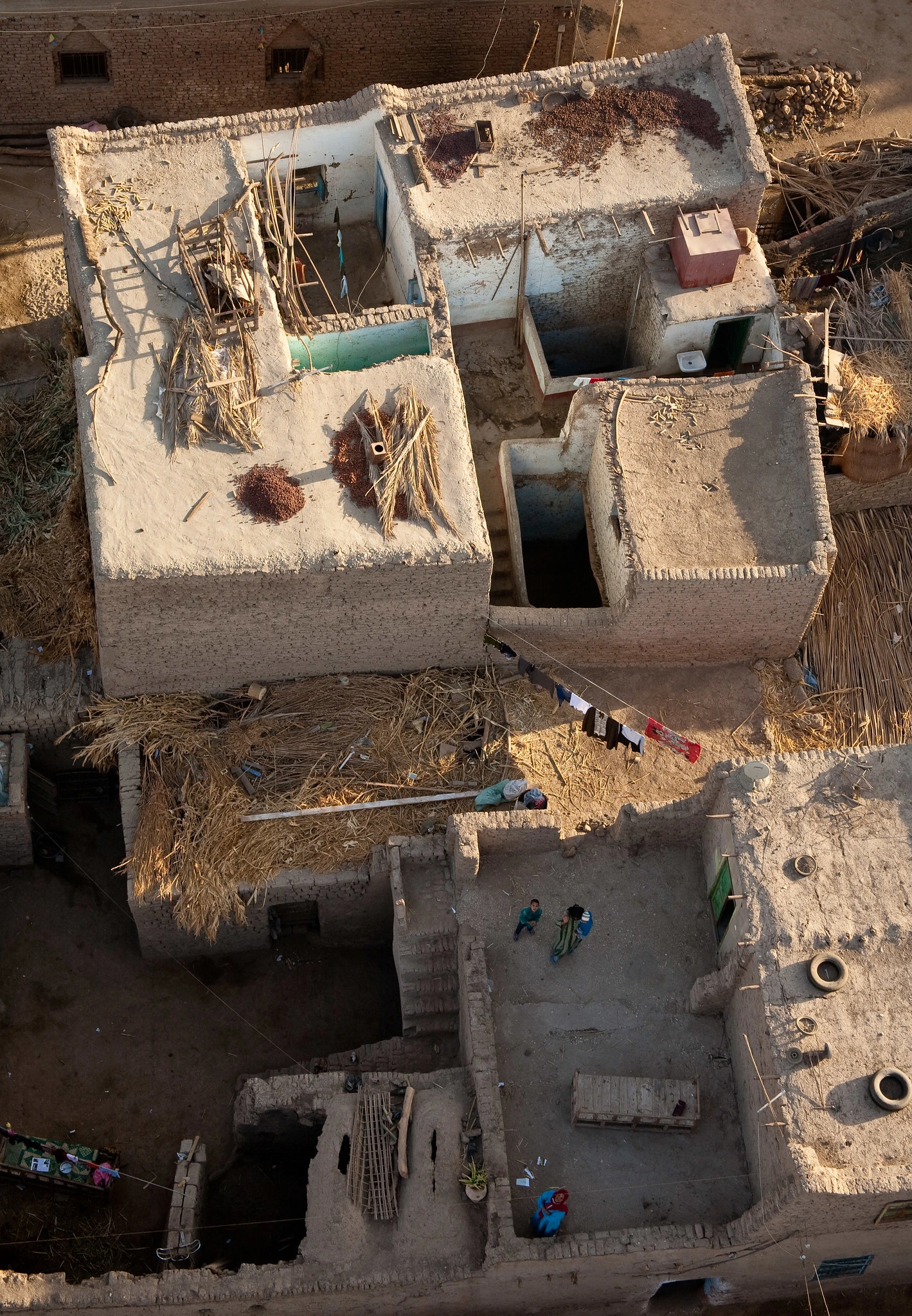 Passing low over Luxor rooftops 1.
Photo credit: Allan Harris CC BY-ND 2.0 via Flickr.