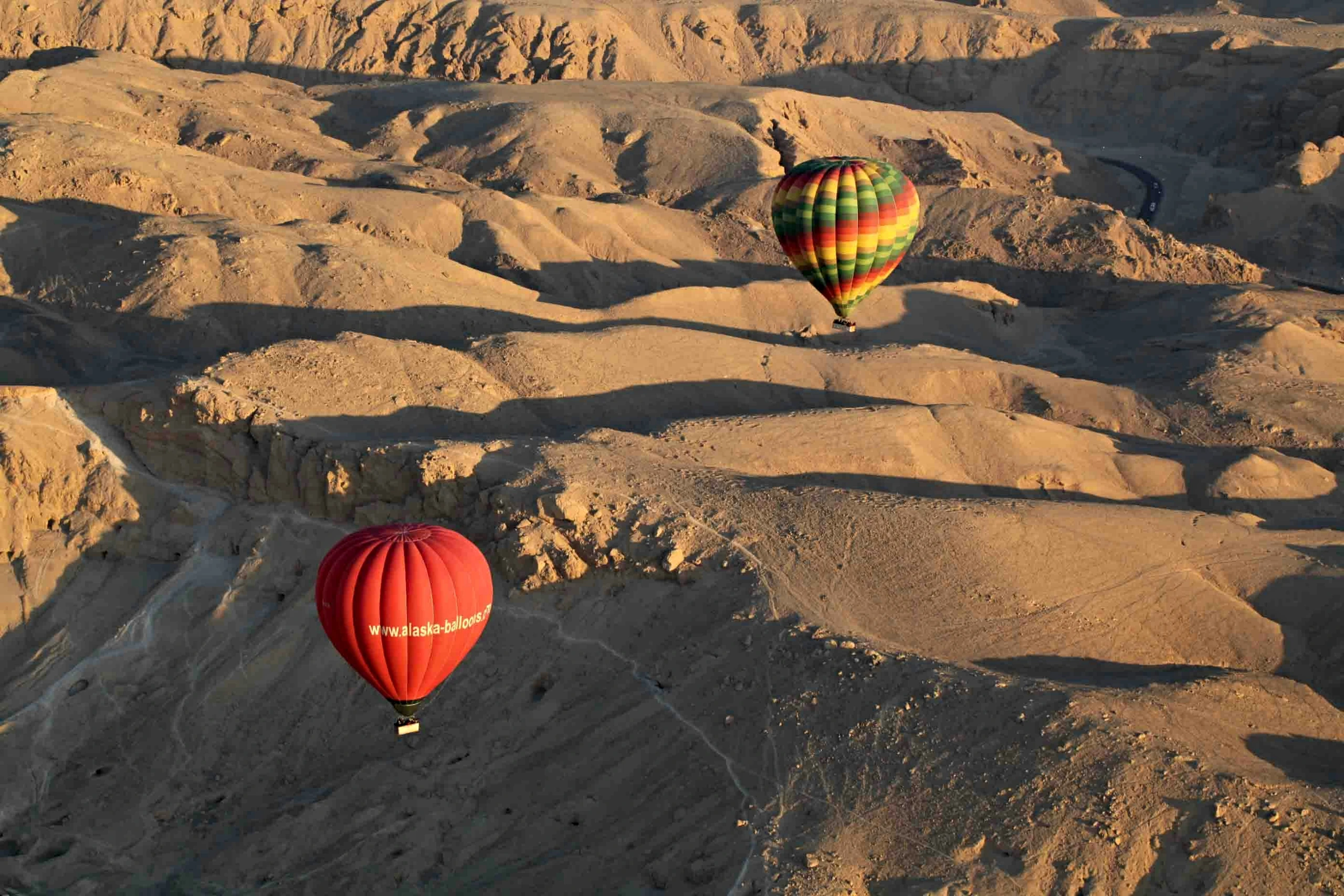 Balloons drift over the Theban hills west of Luxor
Photo credit: Hasan Luxor Hot Air Balloon via Unpslash.