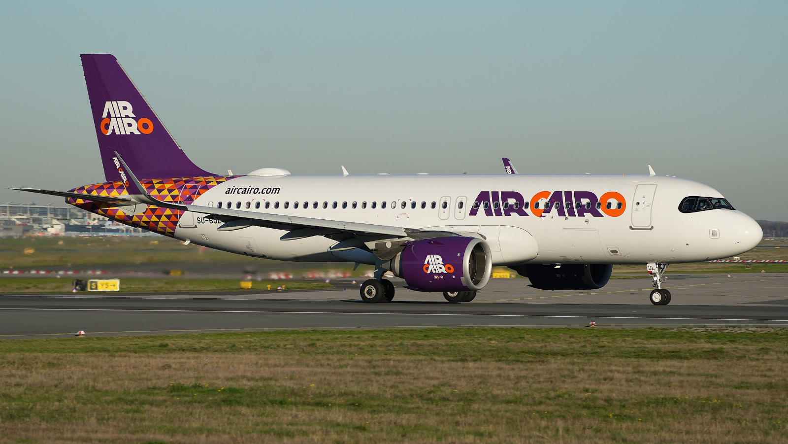 Ein Airbus von Air Cairo am Frankfurter Flughafen
Photo credit: MarcelX42 CC BY-SA 4.0 Wikimedia.