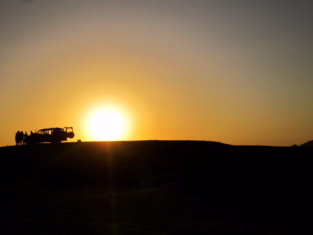 SUV and Ras Hankorab sunset 
Gigi Ibrahim CC BY 2.0 via Flickr.